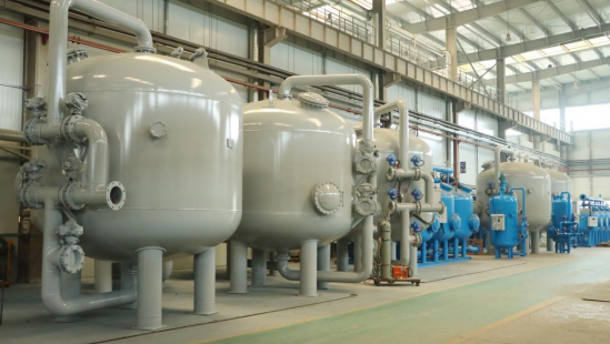 Industrieller Mehrschichtfilterbehälter mit hoher Durchflusskapazität und kundenspezifischem Design für die Wasseraufbereitung