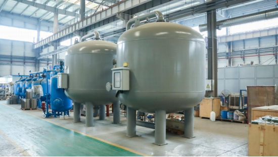 Industrieller Mehrschichtfilterbehälter mit hoher Durchflusskapazität und kundenspezifischem Design für die Wasseraufbereitung