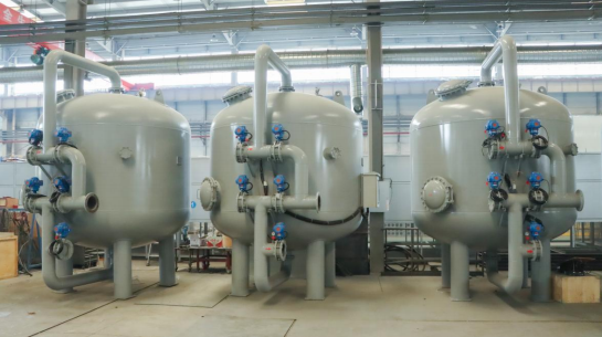 Industrieller Mehrschichtfilterbehälter mit hoher Durchflusskapazität und kundenspezifischem Design für die Wasseraufbereitung